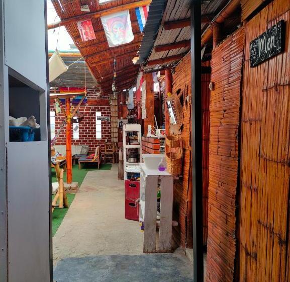 بانگلوی استاندارد با چشم‌انداز دریا, Wally S House Mancora