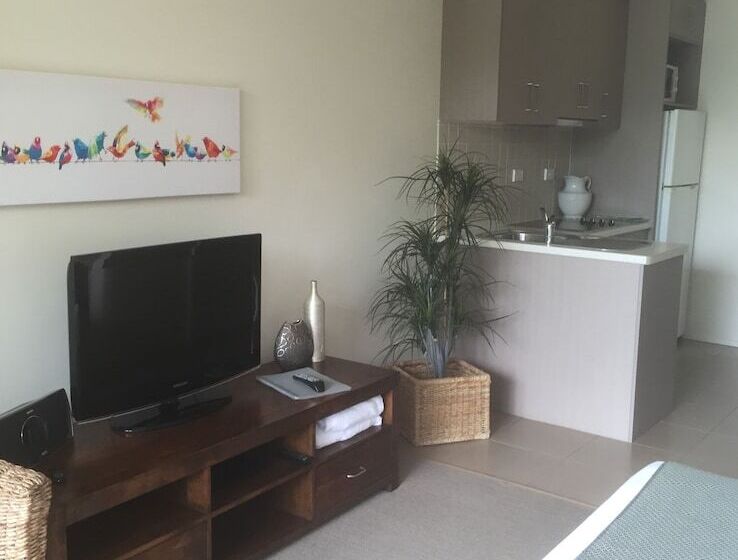 스탠다드 스튜디오, Airlie Central Apartments