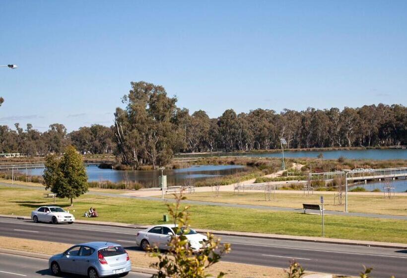 דירת חדר נוף לגינה, Central Shepparton Apartments