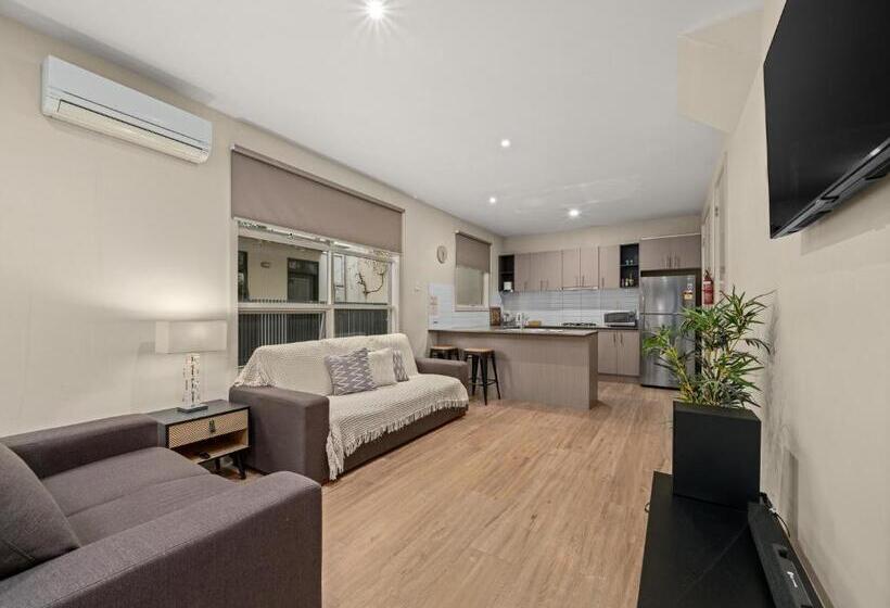 דירת חדר נוף לגינה, Central Shepparton Apartments
