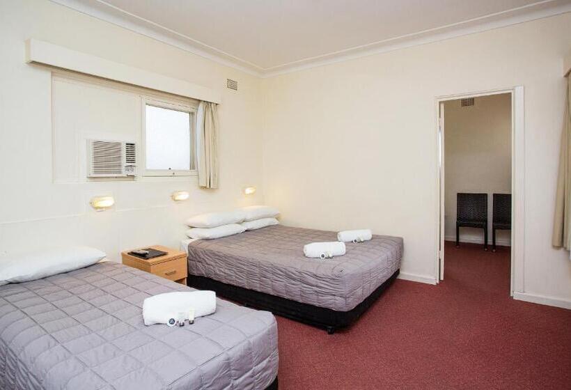 اتاق خانوادگی, Cowra Motor Inn