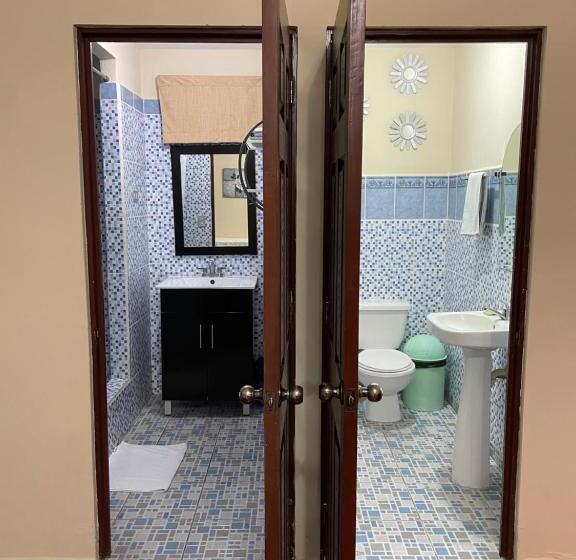 اتاق استاندارد چهار تخته, Fotherhouse