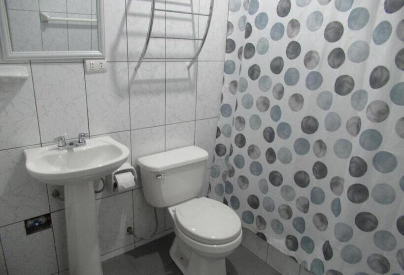 اتاق استاندارد سه نفره, Kurmi Hostel Lima Airport