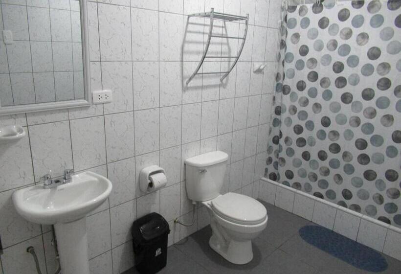 اتاق استاندارد سه نفره, Kurmi Hostel Lima Airport