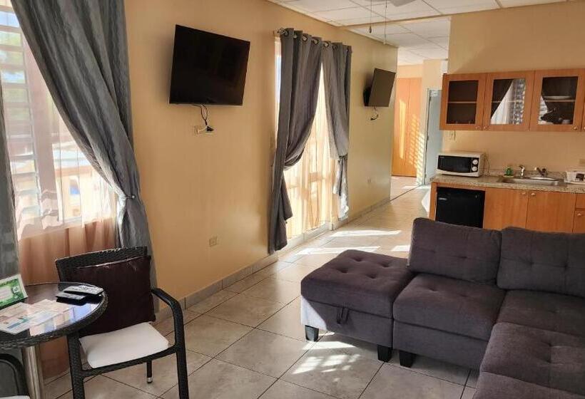 سوییت با چشم‌انداز استخر, Combate Beach Resort