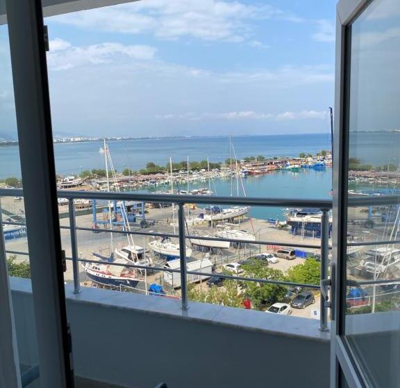 اتاق لوکس با چشم‌انداز دریا, Finike Marina