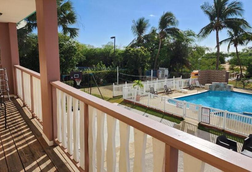 سوییت با چشم‌انداز استخر, Combate Beach Resort