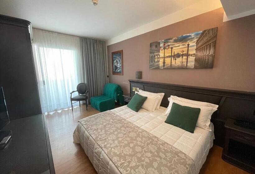 Трехместный Номер Стандарт с Балконом, Park Hotel Cellini