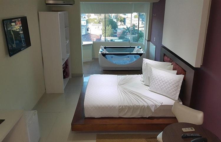 디럭스 스위트, Emirates Hotel & Suites
