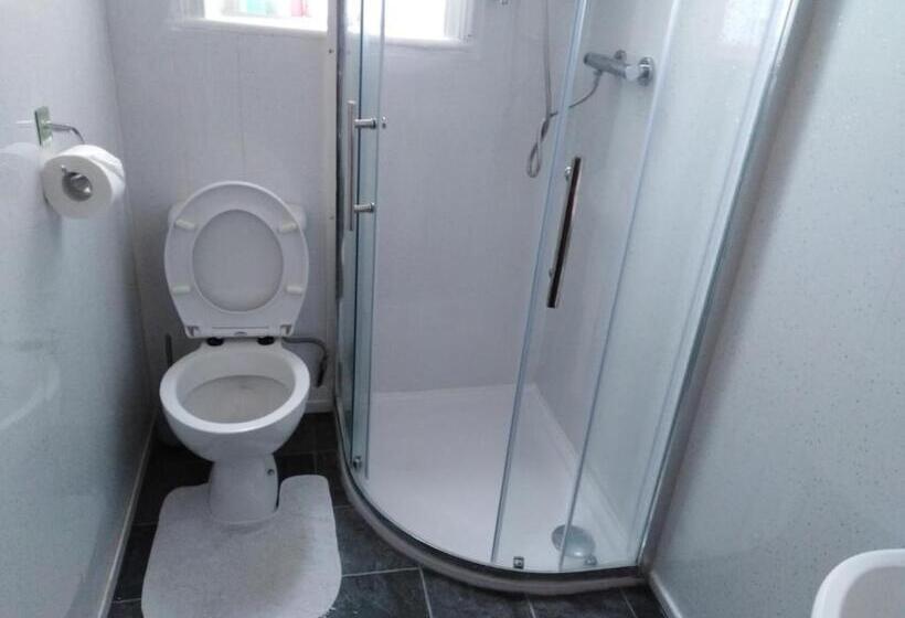 Семейный Номер, Tuxford House