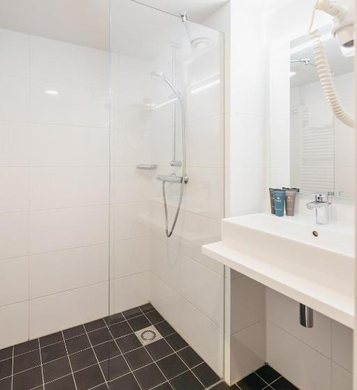 1 Bedroom Apartment with Views, Yays Amsterdam Salthouse Canal By Numa