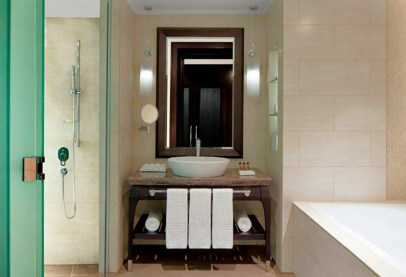 Номер Superior Вид на Море, Sheraton Sharjah Beach Resort And Spa