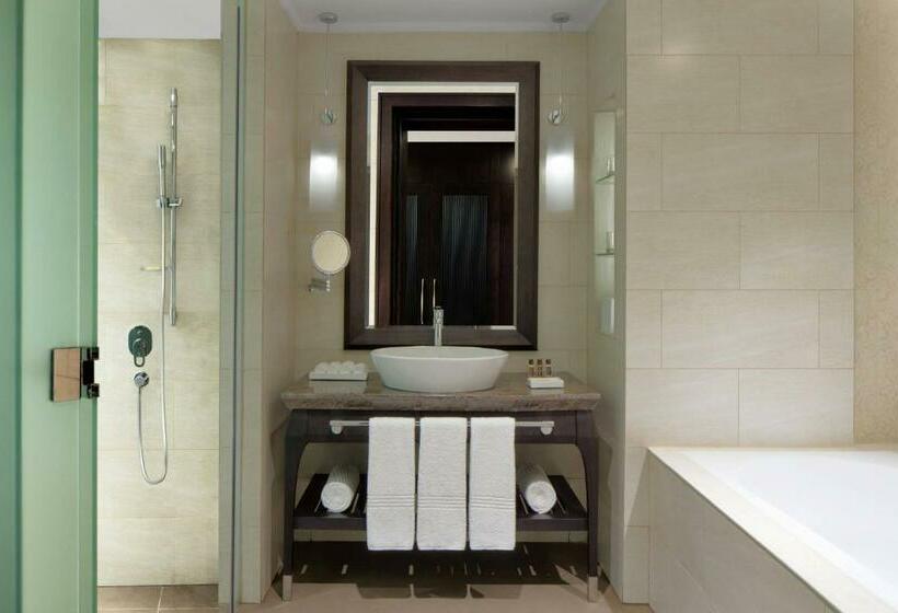 Номер Superior Вид на Море с Балконом, Sheraton Sharjah Beach Resort And Spa