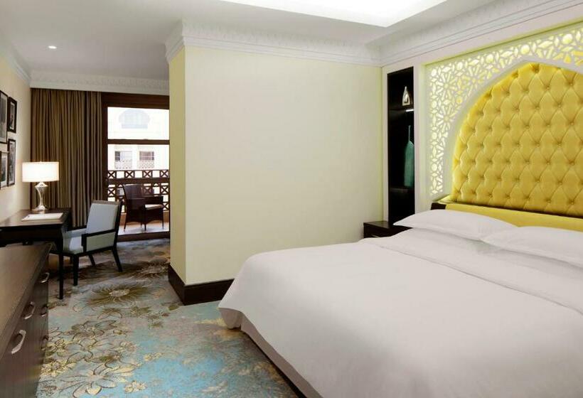 Клубный номер с видом на бассейн, Sheraton Sharjah Beach Resort And Spa