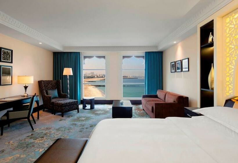 Клубный номер с видом на бассейн, Sheraton Sharjah Beach Resort And Spa