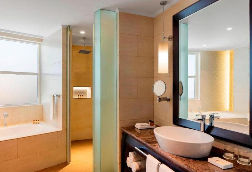 Люкс Клуб, Sheraton Sharjah Beach Resort And Spa