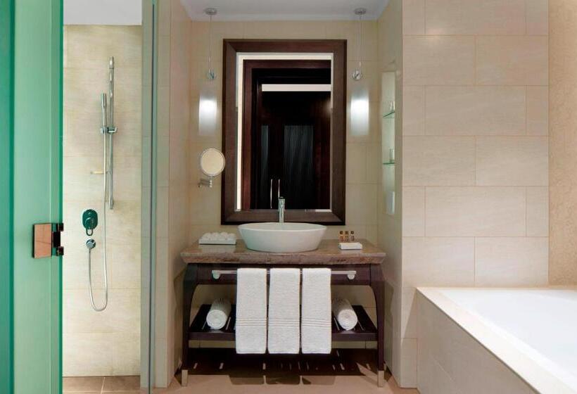Клубный номер с видом на бассейн, Sheraton Sharjah Beach Resort And Spa