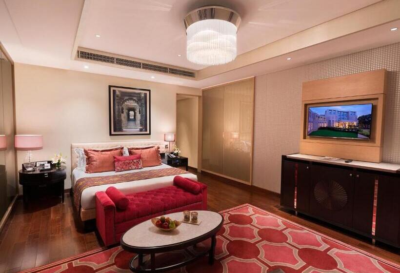 سوییت جونیور, Taj Santacruz