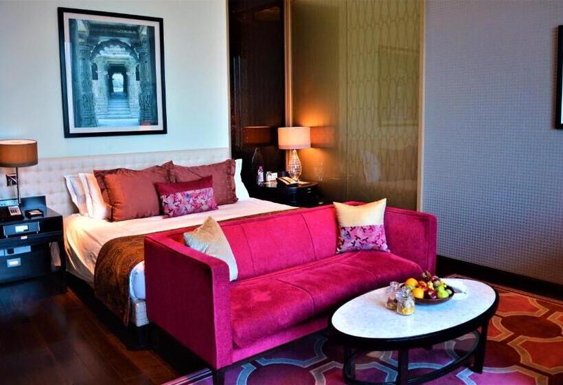 اتاق کلاب, Taj Santacruz