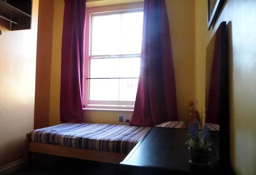 Кровать в Общей Комнате, Homestay Bristol   Hostel