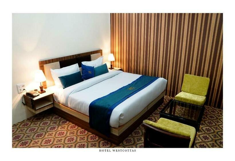 Номер Deluxe, West Cottas Hotel    Couples, Family, Corporate Favorite In Heart Of Jalandhar