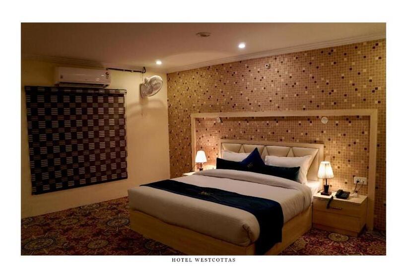 Номер Superior Кровать Кинг, West Cottas Hotel    Couples, Family, Corporate Favorite In Heart Of Jalandhar