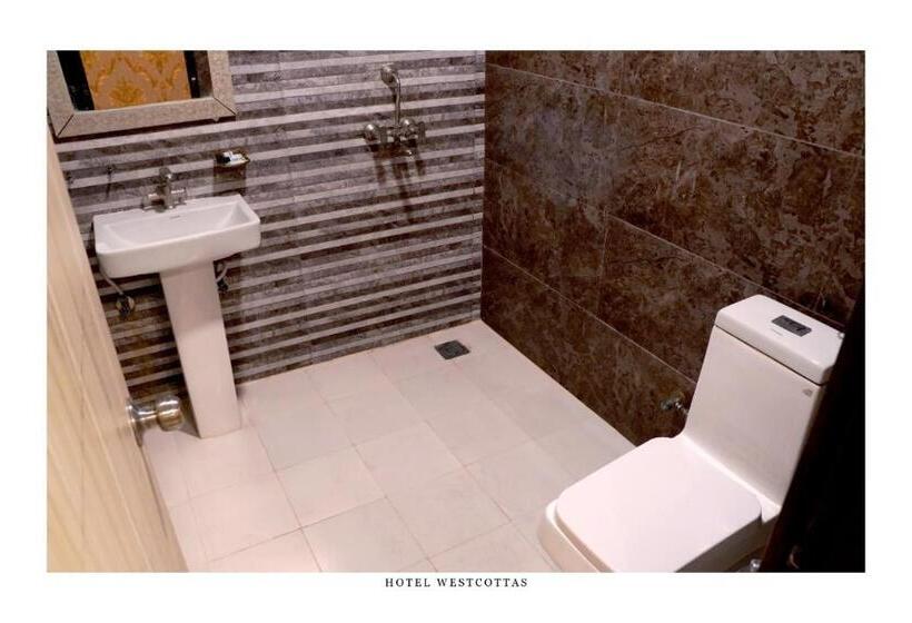 Номер Superior Кровать Кинг, West Cottas Hotel    Couples, Family, Corporate Favorite In Heart Of Jalandhar