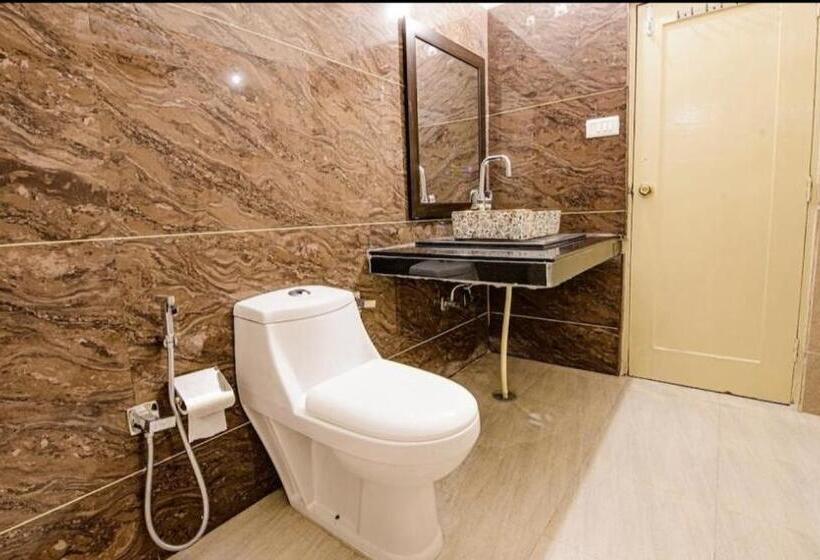 Номер Superior Кровать Кинг, West Cottas Hotel    Couples, Family, Corporate Favorite In Heart Of Jalandhar