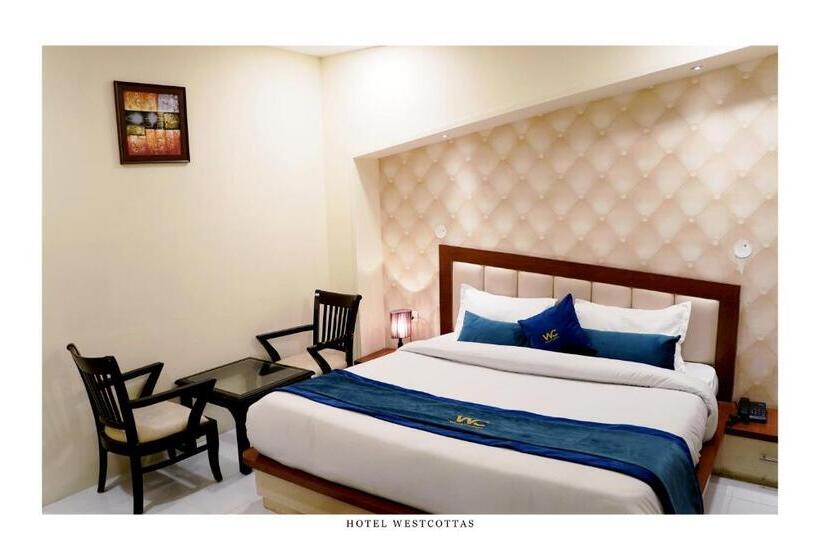 Номер Superior Кровать Кинг, West Cottas Hotel    Couples, Family, Corporate Favorite In Heart Of Jalandhar