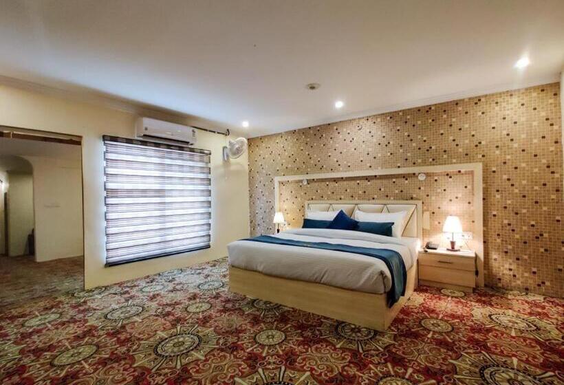 Номер Superior Кровать Кинг, West Cottas Hotel    Couples, Family, Corporate Favorite In Heart Of Jalandhar