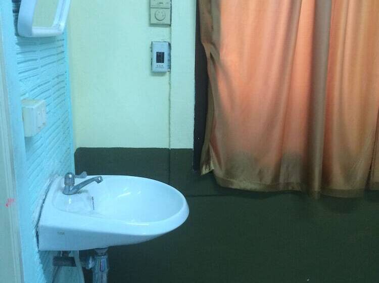 Кровать в Общей Комнате, Supreeya Guesthouse   Hostel