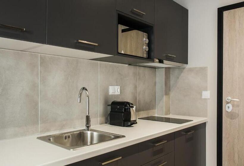 استودیوی استاندارد, Wyz Piraeus