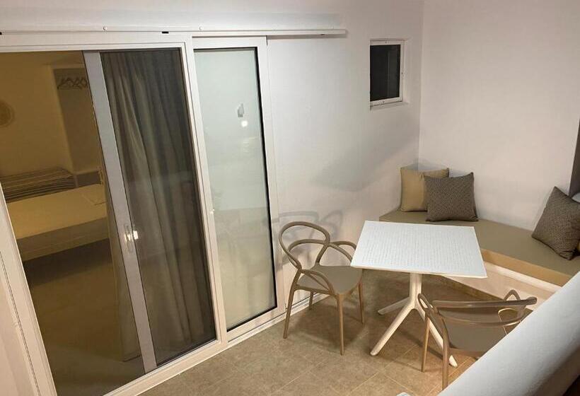 اتاق اکونومی, Nikoletta Studios