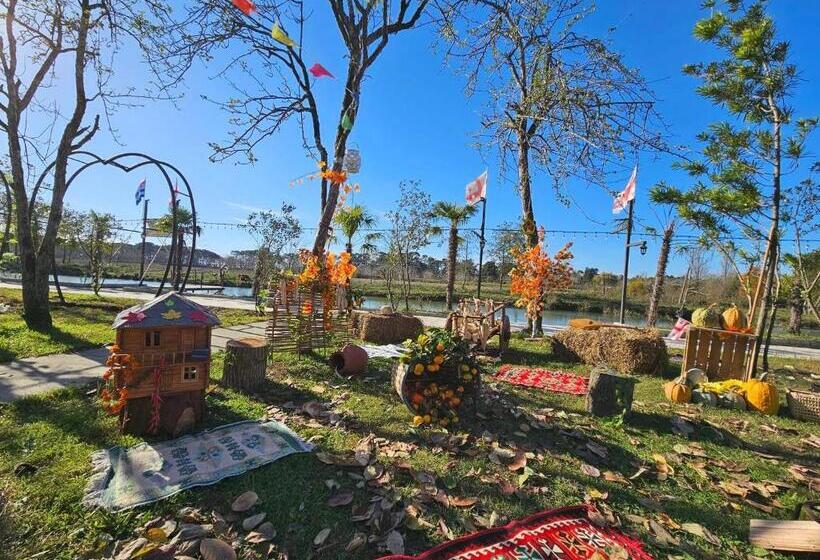 اتاق خانوادگی با چشم‌انداز باغ, Iveria Beach