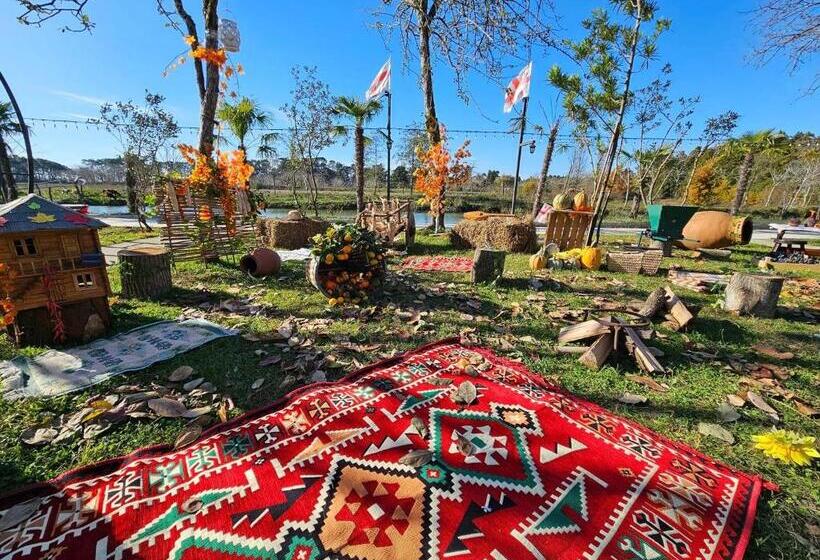 اتاق خانوادگی با چشم‌انداز باغ, Iveria Beach