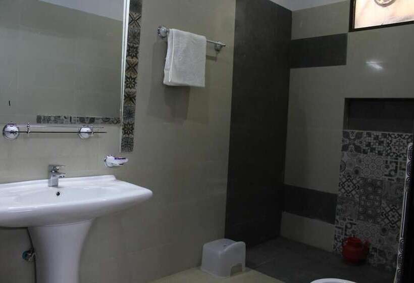 اتاق لوکس سه تخته, Patel Residency Guest House 2