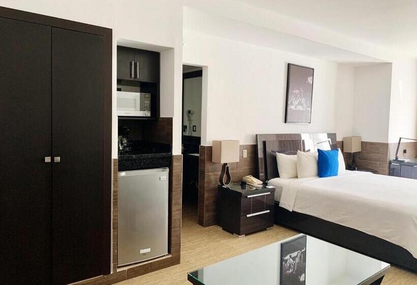 سوییت جونیور لوکس, Beverly Hills: Hotel And Business