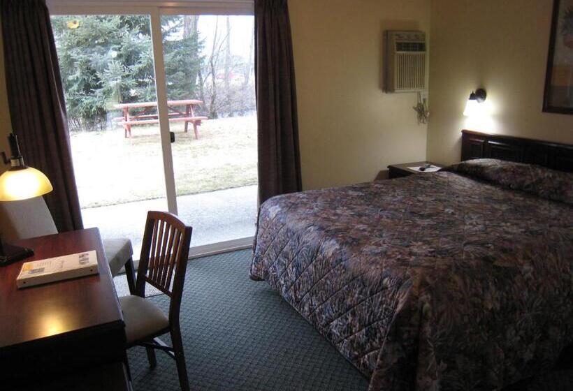 Номер Стандарт Вид на Реку, Johnny's Motel