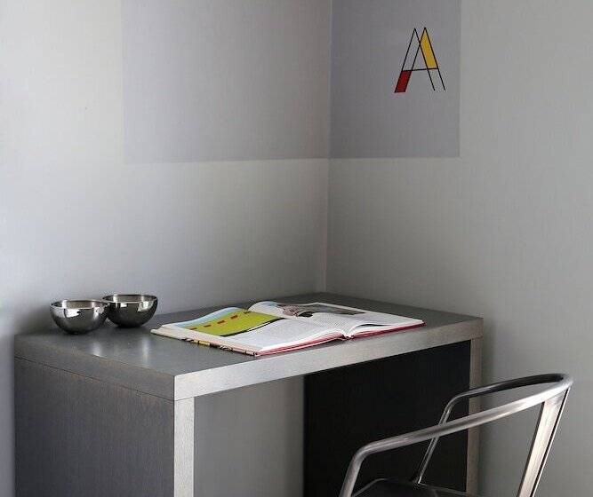 اتاق لوکس با چشم‌انداز دریا, Design Architectonika