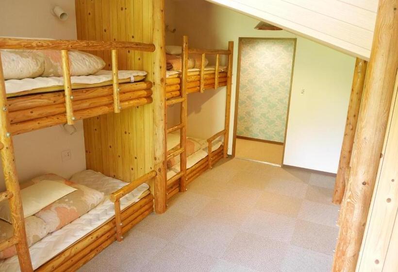 Кровать в Общей Комнате, K S House Hokkaido  Asahidake Onsen Hostel