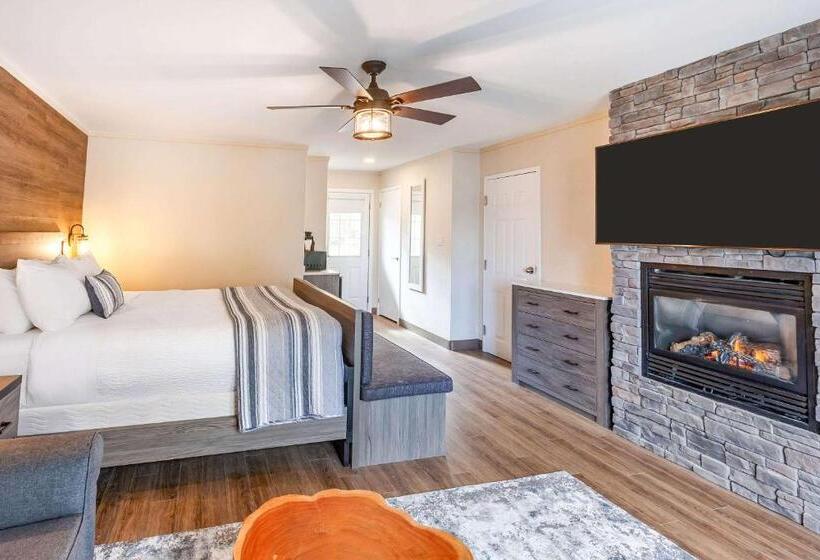 Superior suite with lake view, Bayview Wildwood Resort, Ascend Hotel Collection