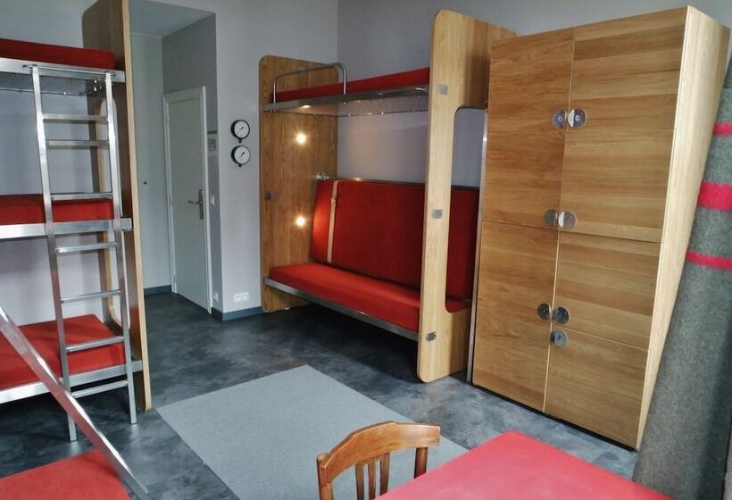 اتاق خانوادگی, Train Hostel