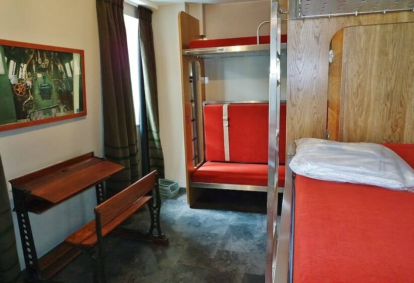اتاق خانوادگی, Train Hostel