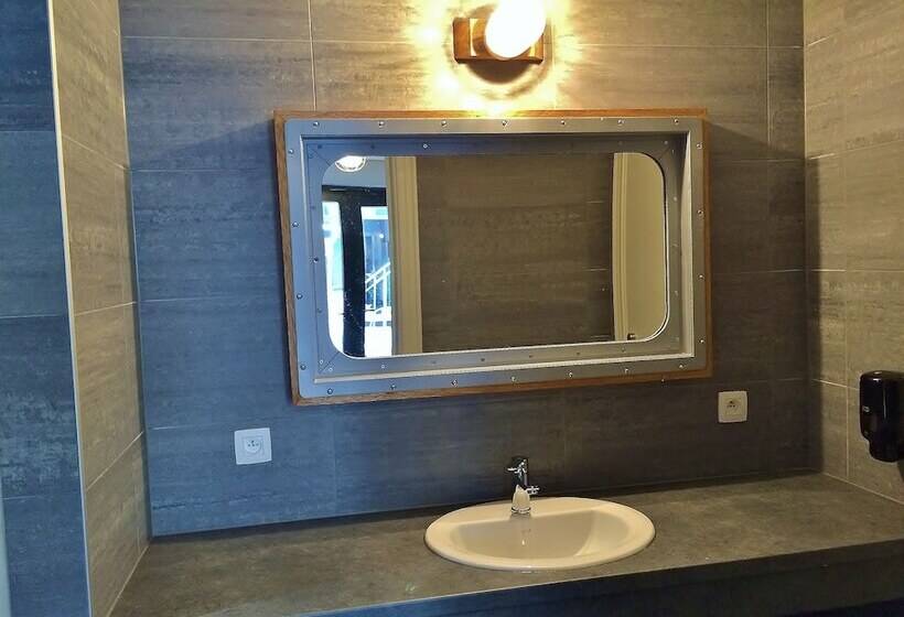 اتاق استاندارد, Train Hostel