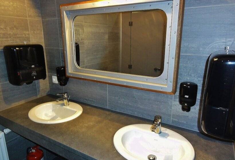 اتاق استاندارد, Train Hostel
