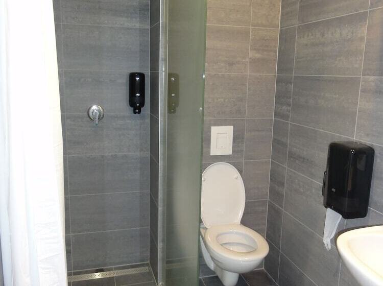 اتاق استاندارد, Train Hostel
