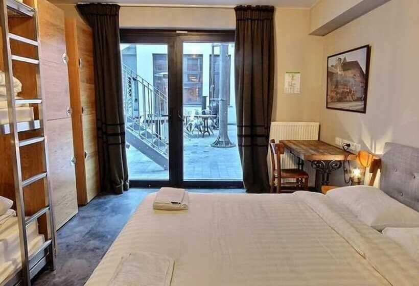 اتاق استاندارد, Train Hostel