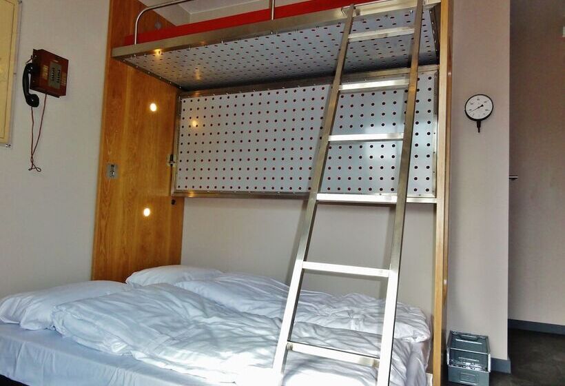 اتاق استاندارد, Train Hostel