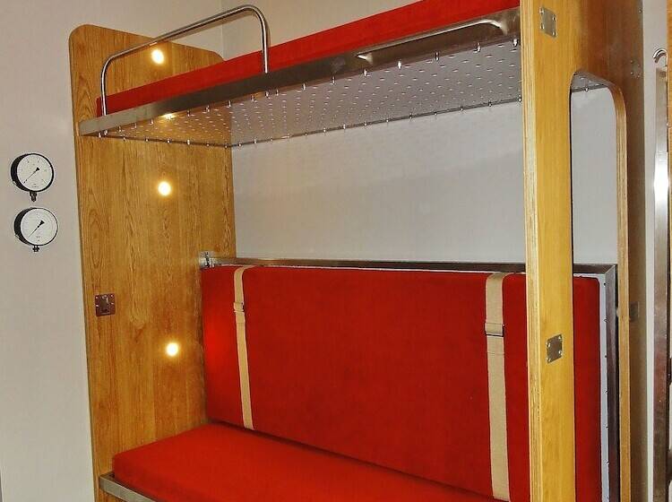 اتاق استاندارد, Train Hostel