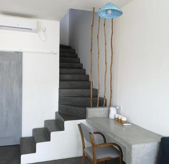 سوییت دوبلکس, Nava B&b